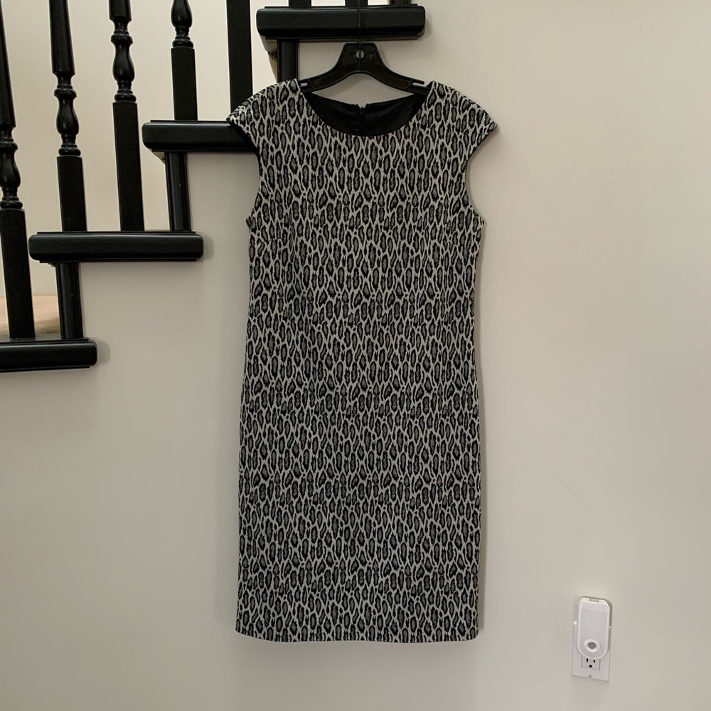 The perfect winter dress. Black&grey leopard print shift dress w/ cap sleeves.